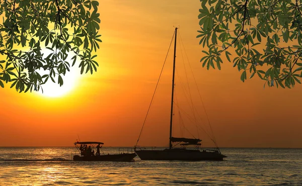 Морской Пейзаж Живописный Закат Якорь Лодки Спущенными Парусами Побережья Таиланда — стоковое фото