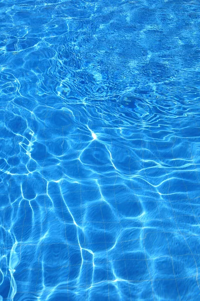 Isolamento Piscina Exterior Água Azul Com Reflexos Luz Solar — Fotografia de Stock