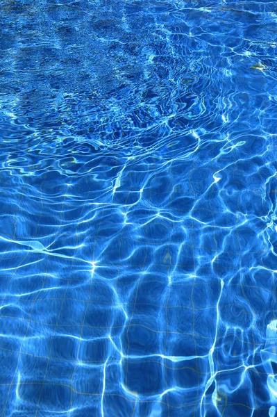 Aislamiento Piscina Exterior Agua Azul Con Reflejos Luz Solar — Foto de Stock