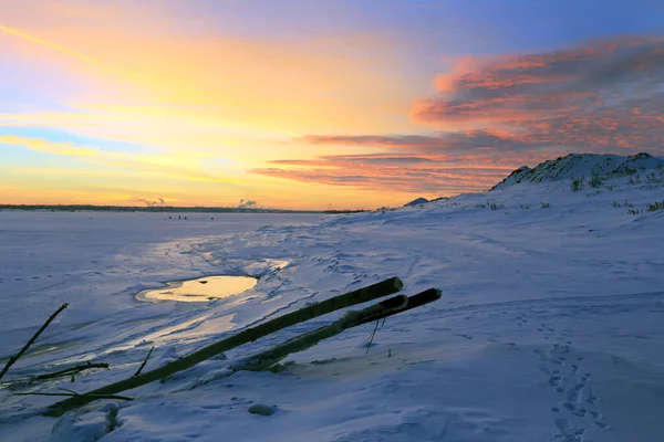 Paesaggio Invernale Tramonto Sul Ghiaccio Del Fiume Città All Orizzonte — Foto Stock