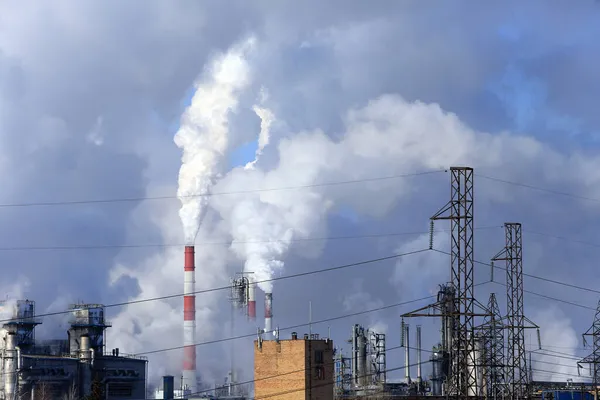 冬の青空に背の高い煙突や送電線から工業用の風景煙が — ストック写真