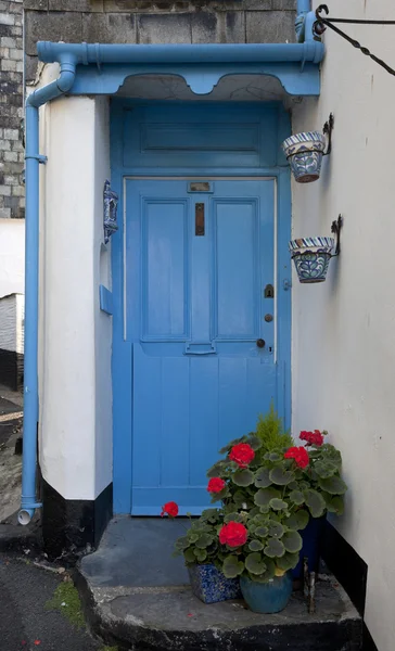 Porta azul com gerânios — Fotografia de Stock