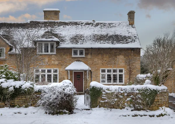 Cotswold cottage w śniegu — Zdjęcie stockowe