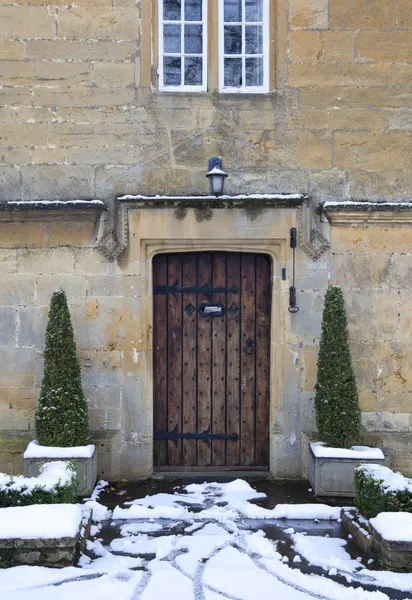 Puerta de la cabaña con nieve —  Fotos de Stock