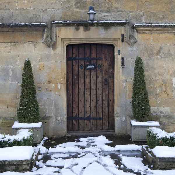 Porta da casa de campo com neve — Fotografia de Stock