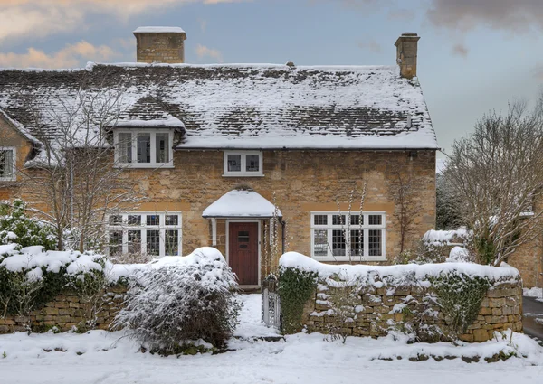 Cottage de Cotswold dans la neige Stockfoto