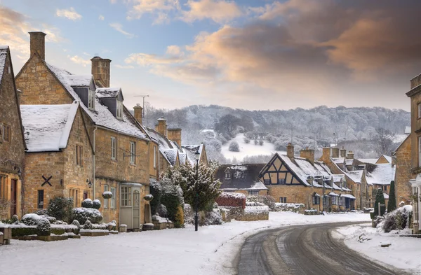 Cotswold byn av Broadway i snö, Worcestershire, England Stockfoto