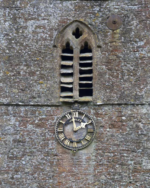 Villaggio chiesa orologio — Foto Stock
