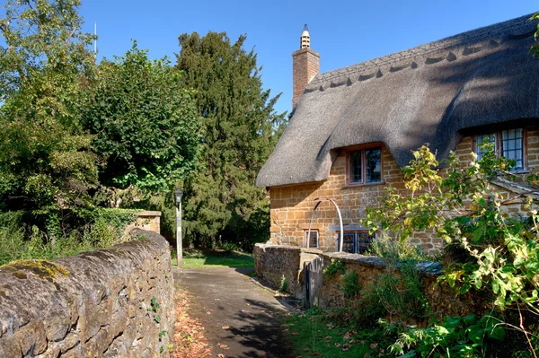 Thatched cottage, Cotswolds — Stock Photo, Image