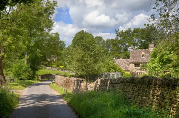 Cotswold corsia con cottage — Foto Stock