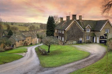 gün batımında Warwickshire Köyü