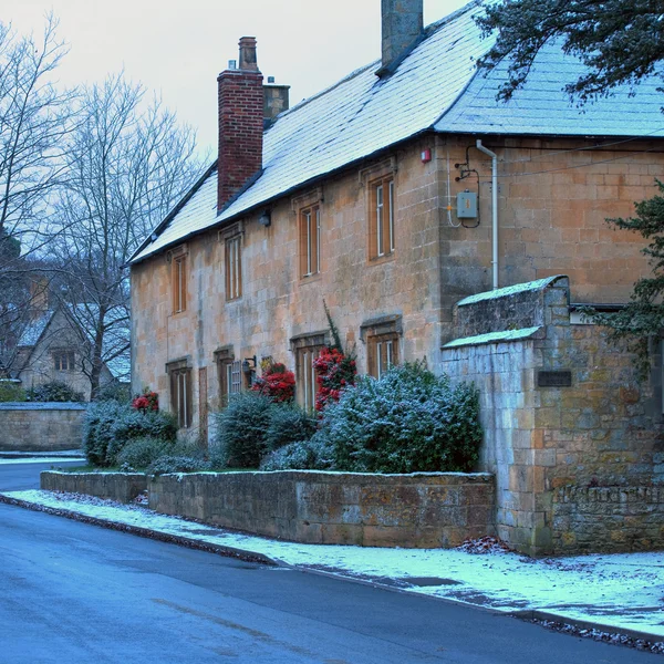 Cotswold chalupy v zimě — Stock fotografie