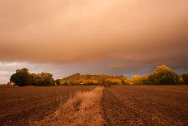 Cotswolds campagna con cielo lunatico — Foto Stock