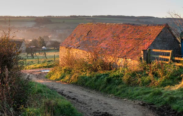 Alte Scheune am Feldweg — Stockfoto