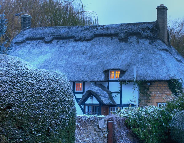 Kar ile thatched yazlık — Stok fotoğraf