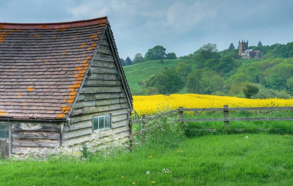 Kuhhaus und Hanbury Kirche — Stockfoto