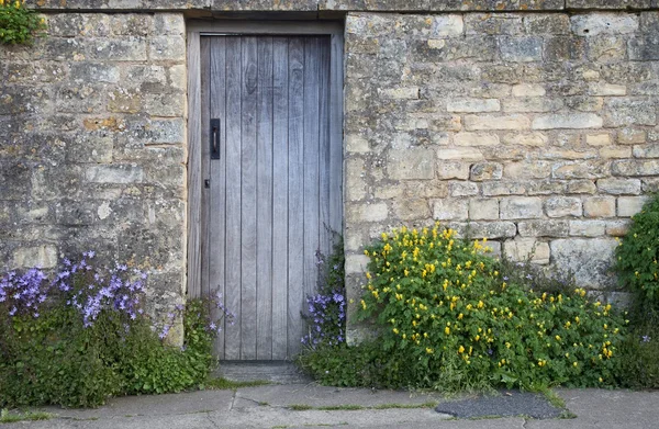 Cotswold parede com porta de madeira — Fotografia de Stock