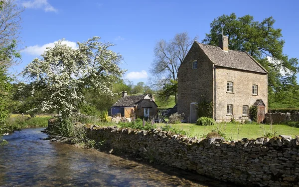 Cottage by a river — Stock Photo, Image