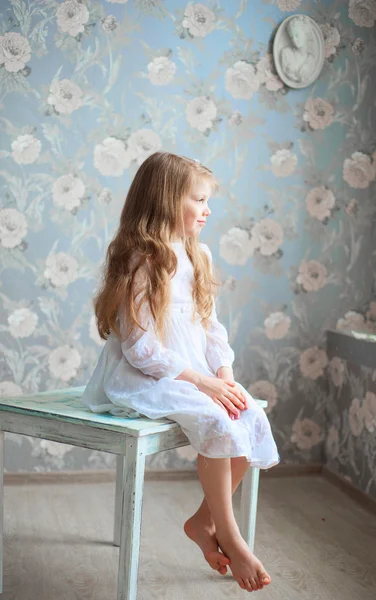 Cute little girl — Stock Photo, Image