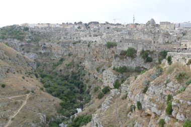 Sasso Barisano 'daki Rupestrian Kiliseleri Parkı' nın Panoraması, Gravina Nehri 'nin yanındaki kanyonun diğer tarafında.
