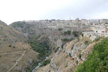 Sasso Barisano 'daki Rupestrian Kiliseleri Parkı' nın Panoraması, Gravina Nehri 'nin yanındaki kanyonun diğer tarafında.
