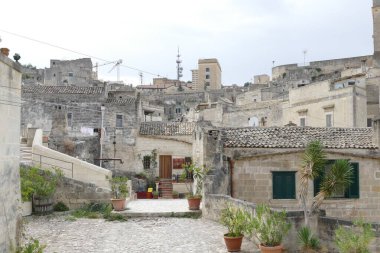 San Gimignano 'daki sarnıç meydanı. Ortasında sekizgen kuyu ve arkasında ortaçağ yüksek kuleleri var.