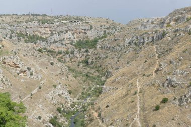 San Gimignano 'daki sarnıç meydanı. Ortasında sekizgen kuyu ve arkasında ortaçağ yüksek kuleleri var.