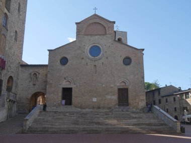 San Gimignano Katedrali meydanındaki St. Mary 'ye adanmış katedralin heybetli merdiveni.