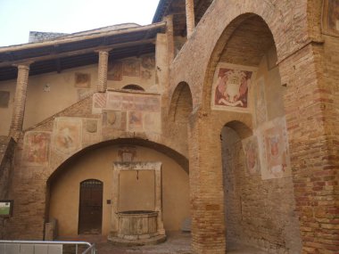 San Gimignano Katedrali meydanında Aziz Mary 'ye adanmış katedralin freskleriyle iç avluda.
