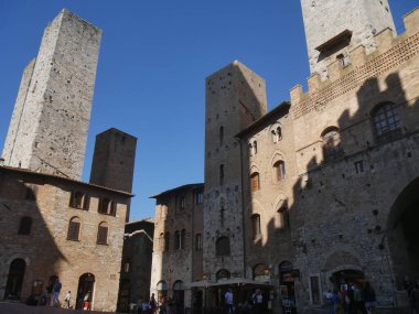 Arkasında Torre Rognosa, en eski kule Torre Bella ve Torre Chigi kuleleri olan San Gimignano 'daki Erbs Meydanı.
