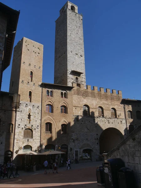 ジミニャーノのエルブ広場の背景には トーレ ログノサ最古の塔 トーレ トーレ チギの塔があります — ストック写真