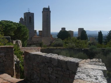 San Gimignano Şatosu 'nun geçitlerinden iç avluya, çevreleyen araziye ve eski kasabanın kulelerine kadar uzanan panorama.