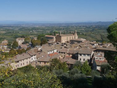 San Gimignano Şatosu 'nun geçitlerinden iç avluya, çevreleyen araziye ve eski kasabanın kulelerine kadar uzanan panorama.