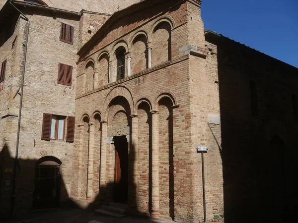 Façade Avec Les Arches Rocheuses Église San Bartolo San Gimignano — Photo