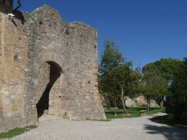 Ingång Till Slottet San Gimignano Med Stenvalv Längs Dess Väggar — Stockfoto