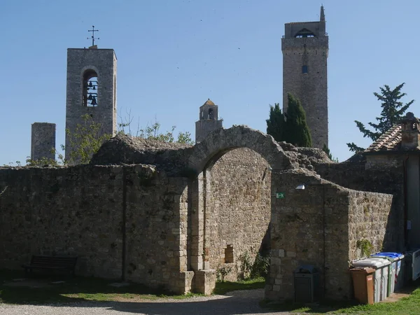 San Gimignano Vár Bejárata Kőívvel Falai Mentén Háttérben Óváros Tornyai — Stock Fotó