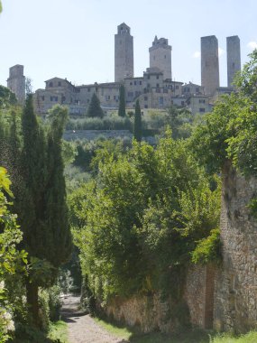Eski San Gimignano kasabasının duvarları boyunca uzanan kulelerinin panoraması.