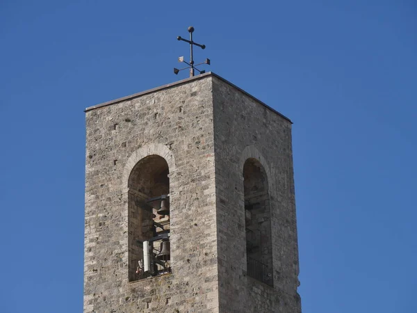 Detailní Záběr Vrcholu Zvonice Modrou Oblohou Pozadí San Gimignanu — Stock fotografie