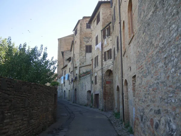 Calle Medieval Típica Largo Los Edificios Antiguos Cubierta Por Arcos —  Fotos de Stock