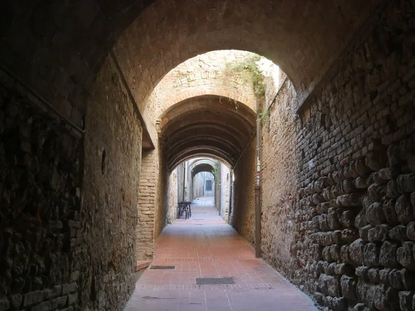Eski Binalar Boyunca Tipik Ortaçağ Sokağı San Gimignano Nun Tarihi — Stok fotoğraf