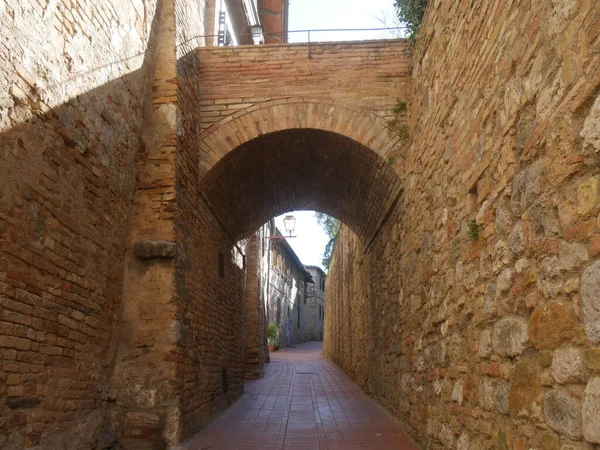 Eski Binalar Boyunca Tipik Ortaçağ Sokağı San Gimignano Nun Tarihi — Stok fotoğraf