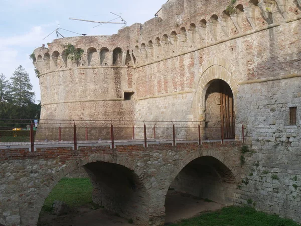 コルレ ヴァル デルサのポルタ ノヴァはサン ガロ建築家によって建てられた都市の門であり 円筒形の塔を持つ要塞に属しています — ストック写真