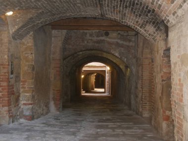 Colle di Val d 'Elsa' nın tipik ortaçağ caddesi taşlarla inşa edilmiş antik binalar arasındaki kemerlerle kaplı. 