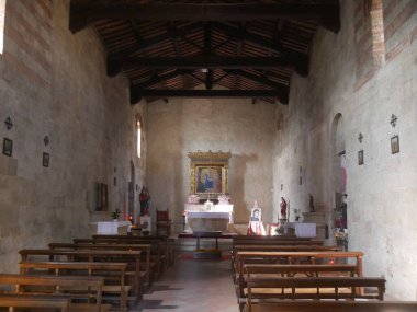 St. Mary Kilisesi Colle di Val d 'Elsa, ahşap çatılı çok ayık bir kilise.