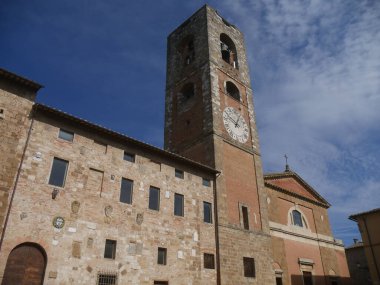 Colle di Val d 'Elsa Katedrali' nin Katedral Meydanı. Neoklasik bir cephesi, saat kulesi ve cephede Poest 'in hanedan arması olan Poest sarayı var.