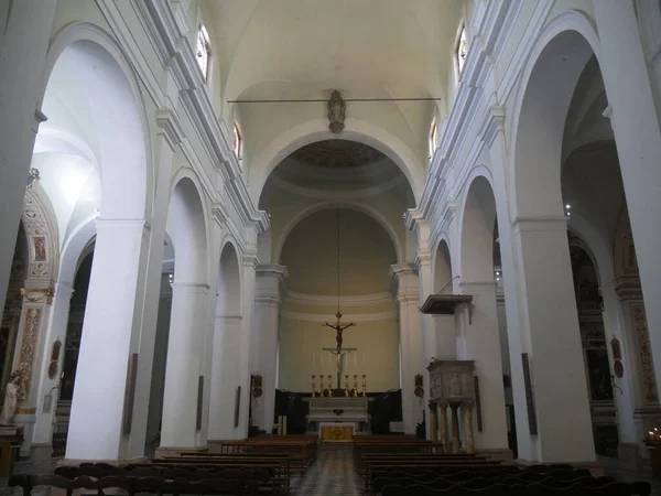Colle Val Elsa大教堂的内部 圣坛上有Giambologna的十字架 — 图库照片