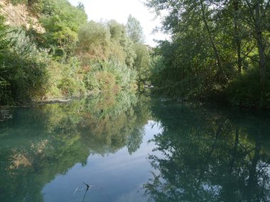 Elsa Nehri 'nin yatağı kayaya oyulmuş ve Sentierelsa Nehri Parkı' nda bitki örtüsü yansıtılmış.
