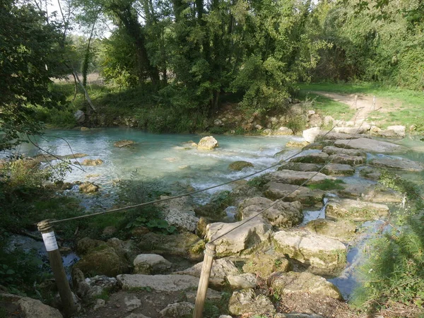 Pasarela Con Piedras Lecho Del Río Que Permiten Cruzarla Una —  Fotos de Stock