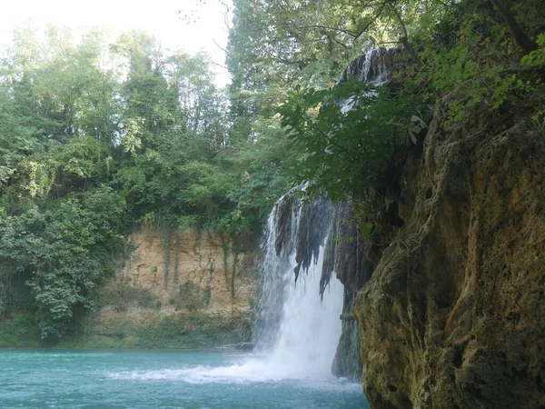 Wodospad Diborrato Wzdłuż Koryta Rzeki Elsa Wyrzeźbiony Skale Wśród Roślinności — Zdjęcie stockowe