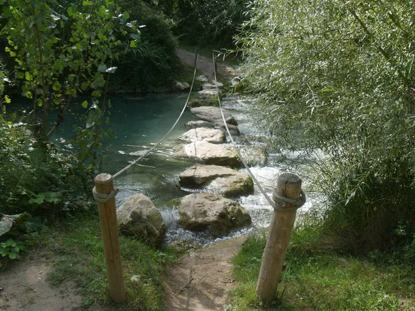 Pasarela Con Piedras Lecho Del Río Que Permiten Cruzarla Una —  Fotos de Stock